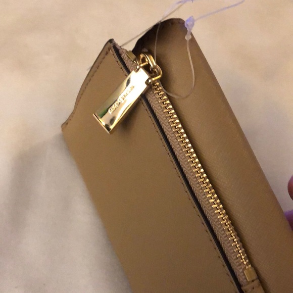 Michael Kors Greenwich Medium Envelope Leather Trifold Wallet Color Camel NWT - Picture 16 of 16